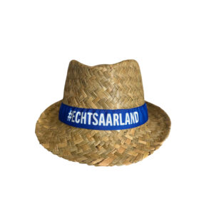 Strohhut mit blauem Band